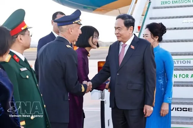 The welcoming ceremony is held for National Assembly Chairman Tran Thanh Man and his spouse at Ciampino Airport in Rome, Italy. Photo: VNA