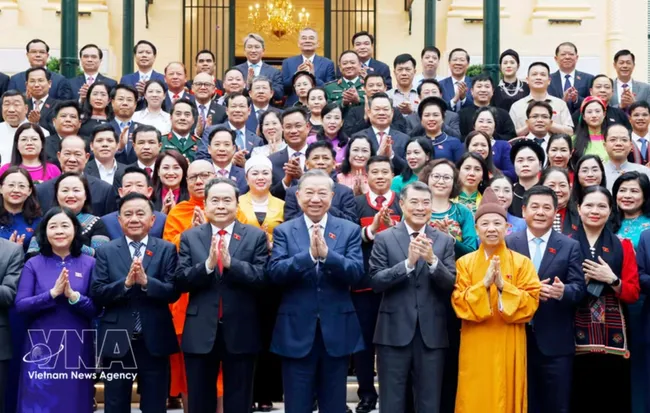 Party General Secretary and State President To Lam, other leaders and ethnic minority lawmakers of the 16th legislature at the meeting on April 20 (Photo: VNA)