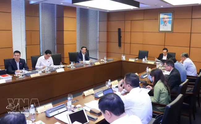 The delegation of National Assembly deputies from Ho Chi Minh City holds a group discussion. (Photo: VNA)