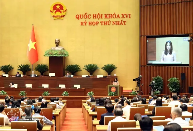 Minister of Culture, Sports and Tourism Lam Thi Phuong Thanh presents the draft Resolution. (Photo: VNA)