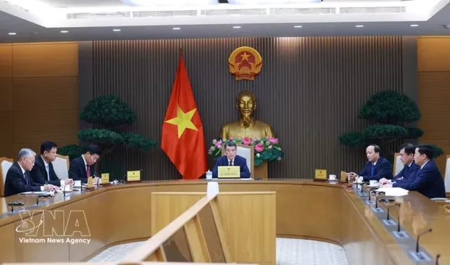 Prime Minister Le Minh Hung holds phone talks with his Singaporean counterpart Lawrence Wong on April 16. (Photo: VNA)