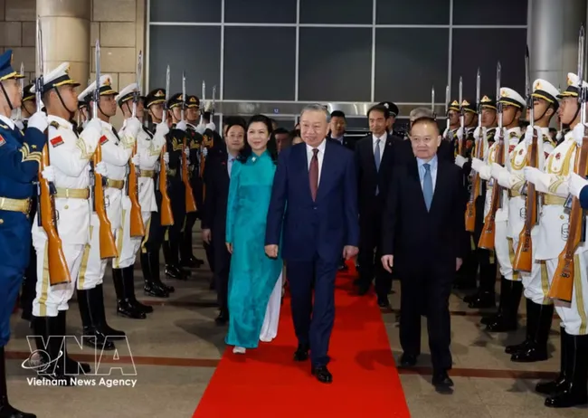 The farewell ceremony for General Secretary of the Communist Party of Vietnam (CPV) Central Committee and President of Vietnam To Lam and his spouse at Beijing West Railway Station in Beijing. (Photo: VNA)