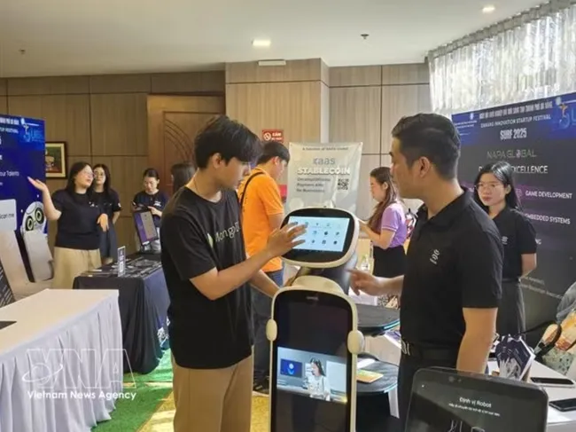 Visitors explore technology showcases at the exhibition held during the Da Nang Startup and Innovation Festival (SURF 2025). (Photo: VNA)
