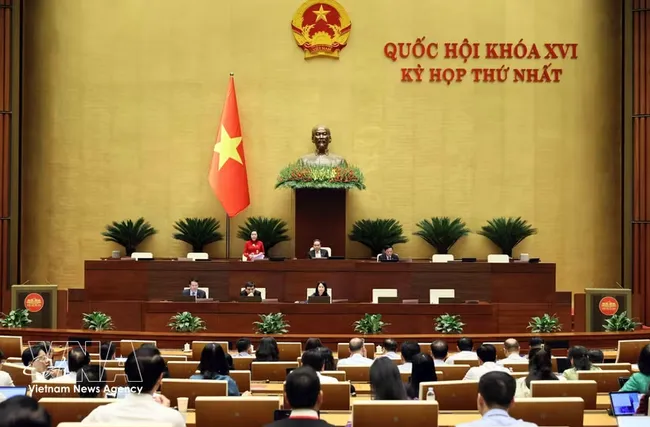 An overview of a plenary discussion at the first session of the 16th National Assembly (Photo: VNA)