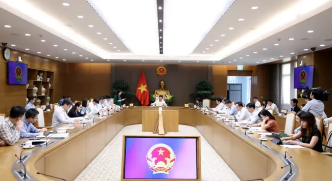 Deputy Prime Minister Nguyen Van Thang (centre) chairs a meeting on April 24 to discuss the launch of operations of the International Finance Centre. (Photo: baochinhphu.vn)