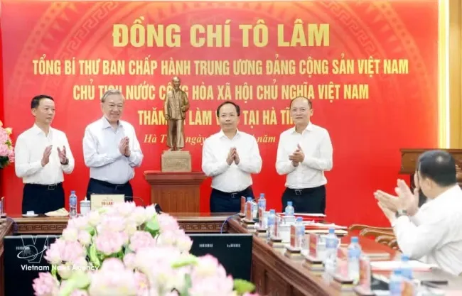 Party General Secretary and State President To Lam, and leaders of Ha Tinh province. (Photo: VNA)