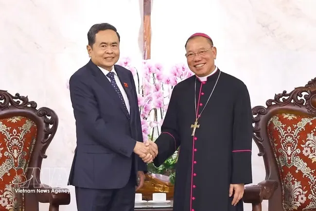 National Assembly Chairman Tran Thanh Man (L) extends his best wishes of peace, good health and God’s blessings to Archbishop Vu Van Thien. (Photo: VNA)