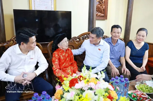 Prime Minister Le Minh Hung (C) visits Heroic Vietnamese Mother Pham Thi Han, who lost two sons in the war (Photo: VNA)