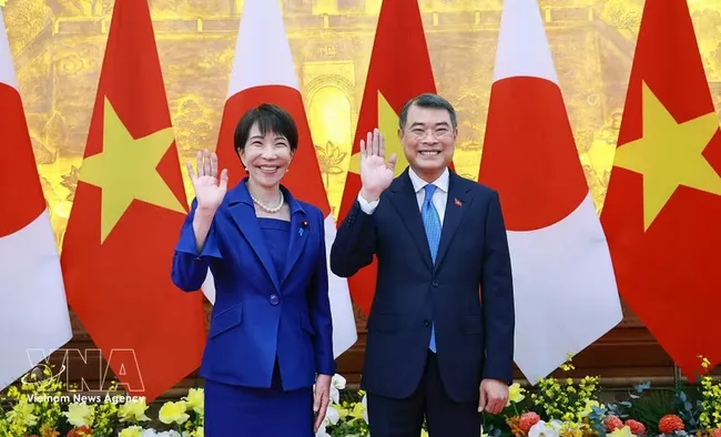 Prime Minister Le Minh Hung and Japanese Prime Minister Takaichi Sanae pose for a photo at the official welcome ceremony on May 2, 2026. (Photo: VNA)