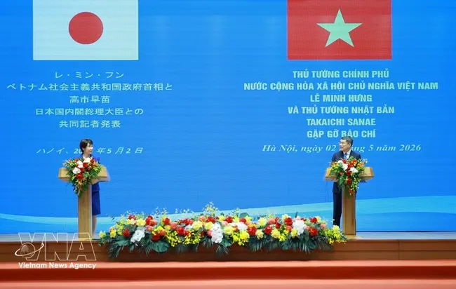 Prime Minister Le Minh Hung (R) and his Japanese counterpart Takaichi Sanae at the press briefing (Photo: VNA)