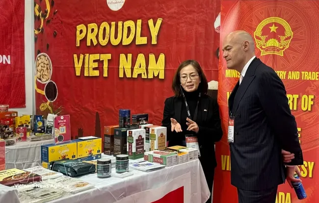 SIAL Canada CEO Stéphane Thuillier (right) visits the Vietnam pavilion and speaks with a representative of the Vietnam Trade Office. (Photo: VNA)