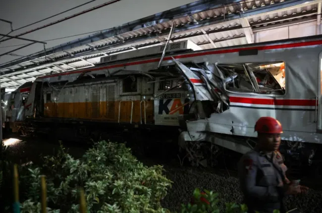 Scene of train accident in Bekasi Timur, about 25 km from Jakarta, Indonesia, on April 27. (Photo: Reuters/VNA)