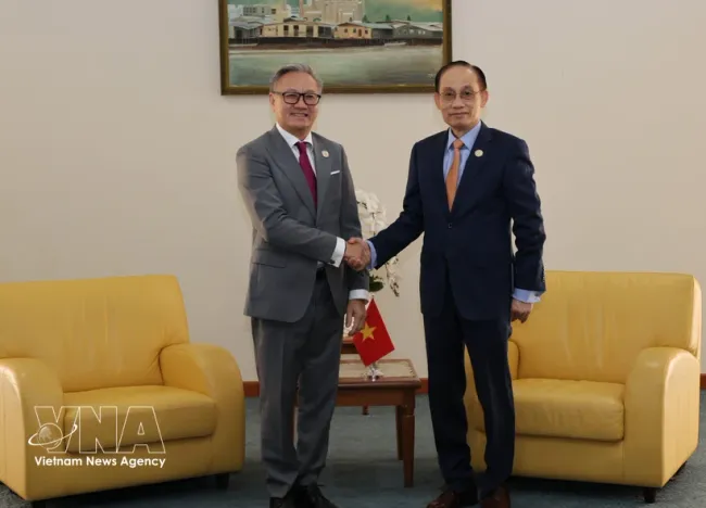 Minister of Foreign Affairs Le Hoai Trung (R) meets with Lao Deputy Prime Minister and Minister of Foreign Affairs Thongsavan Phomvihane on the sidelines of the 25th ASEAN–EU Foreign Ministers’ Meeting on April 28. (Photo: VNA)