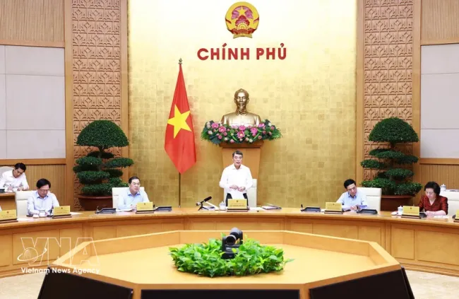 Politburo member, Secretary of the Party Central Committee, Prime Minister Le Minh Hung speaks at the meeting of standing members of the Government and its Party Committee on April 9. (Photo: VNA)
