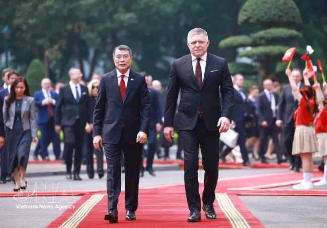 Prime Minister Le Minh Hung (left) presides over an official welcome ceremony for Slovak Prime Minister Robert Fico at the Presidential Palace in Hanoi on April 13 morning. (Photo: VNA)