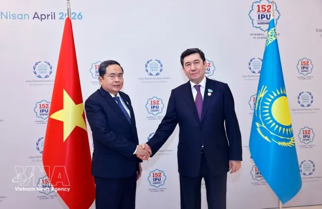 National Assembly Chairman Tran Thanh Man (left) and Yerlan Koshanov, Speaker of the Mazhilis - the lower house of Kazakhstan’s parliament, during their in Istanbul, Türkiye, on April 16 (Photo: VNA)