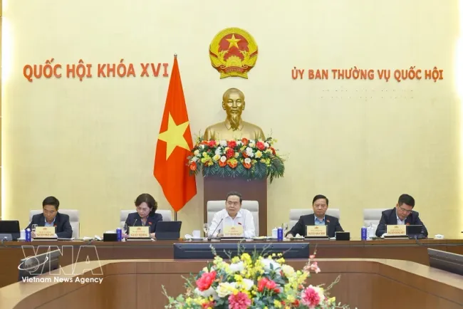 NA Chairman Tran Thanh Man (c) speaks at the meeting of the NA Standing Committee on April 9. (Photo: VNA)