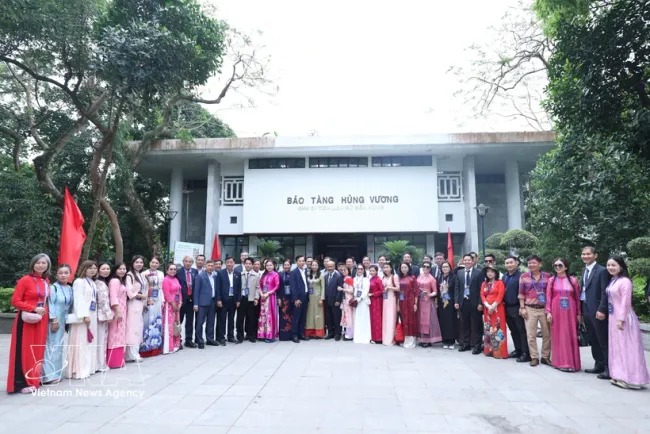 A delegation of 60 outstanding overseas Vietnamese from 20 countries and territories offer incense in tribute to the Hung Kings. (Photo: VNA)