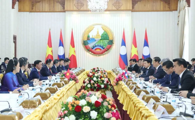 The meeting between Politburo member and Permanent member of the Communist Party of Vietnam Central Committee’s Secretariat Tran Cam Tu and Lao Prime Minister Sonexay Siphandone in Vientiane on April 9 (Photo: VNA)