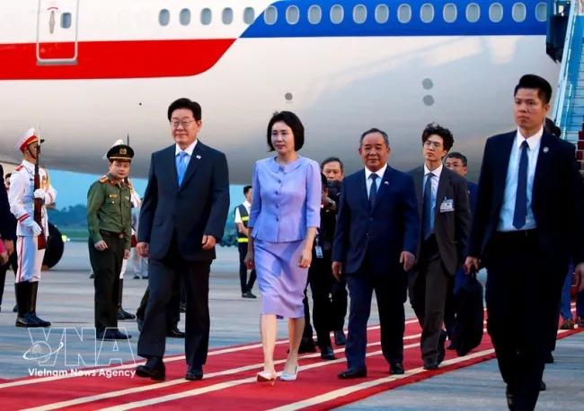 President of the Republic of Korea (RoK) Lee Jae Myung and his spouse arrive in Hanoi on April 21 afternoon. (Photo: VNA)