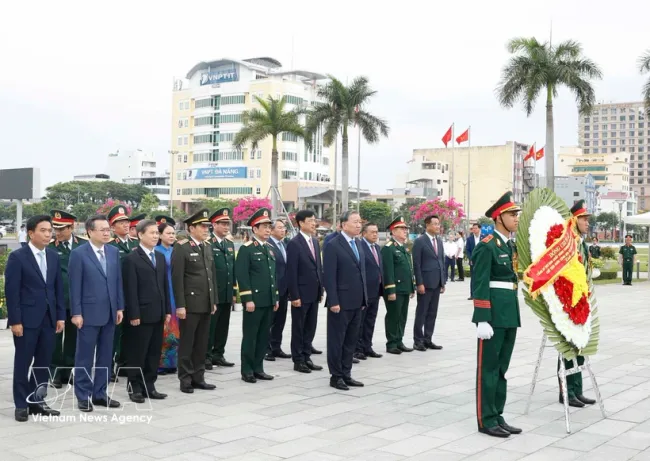 Party General Secretary and State President To Lam and delegates pay tribute to fallen combatants at the Da Nang City Memorial. (Photo: VNA)