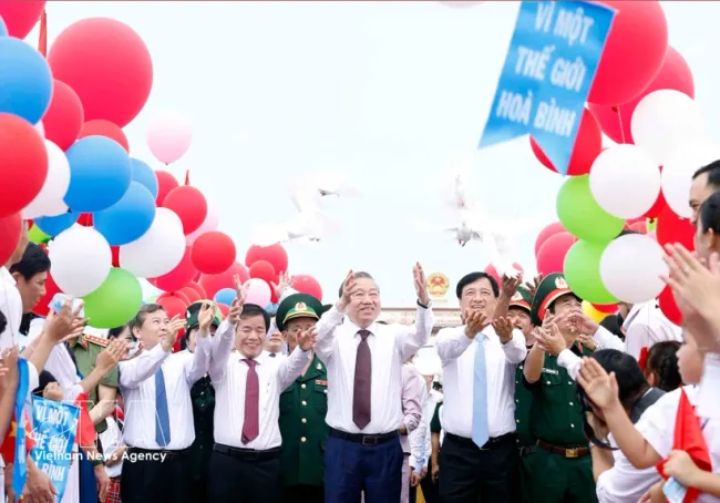 Party General Secretary and State President To Lam and officials release doves on Hien Luong Bridge as part of the flag-raising ceremony at the Hien Luong – Ben Hai special national relic site, Quang Tri province, on April 29, 2026. (Photo: VNA)