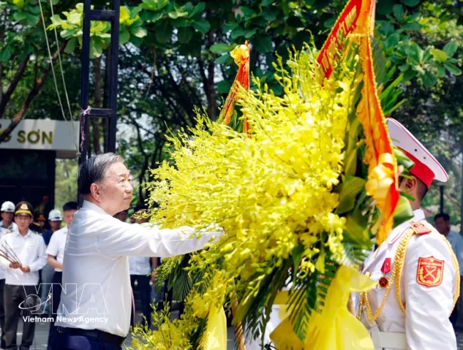 Party General Secretary and State President To Lam offers flowers at Truong Son National Martyrs’ Cemetery (Photo: VNA)