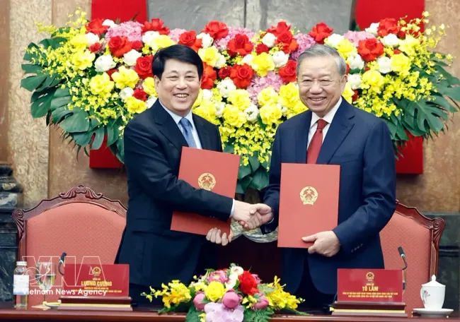 Party General Secretary and State President To Lam (R) and former State President Luong Cuong at the task handover ceremony on April 9. (Photo: VNA