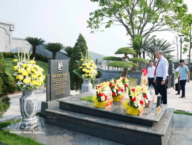 General Secretary of the Communist Party of Vietnam Central Committee and State President To Lam pays tribute to late Party General Secretary Ha Huy Tap (Photo: VNA)
