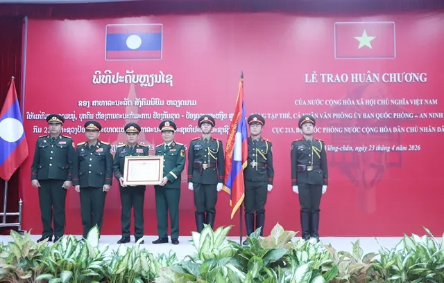 Gen. Nguyễn Tân Cương, Chief of the General Staff of the Việt Nam People’s Army and Deputy Minister of National Defence, bestowed the Independence Order and Friendship Order of the Vietnamese State to collectives of Laos' defence ministry at a ceremony on April 23. — VNA/VNS Photo