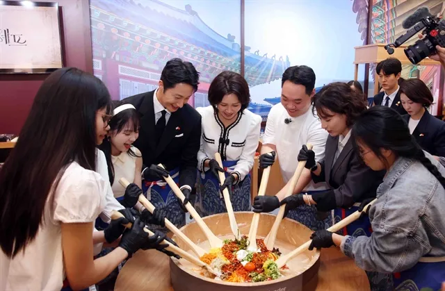 First Lady of the Republic of Korea Kim Hea Kyung and other delegates make Gochujang butter rice at the Korea Culture and Tourism Festival 2026 on April 23. — VNA/VNS Photo Phạm Kiên