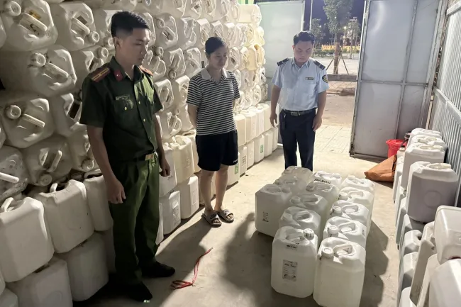 Phát hiện, xử lý cơ sở kinh doanh 400 lít rượu không rõ nguồn gốc