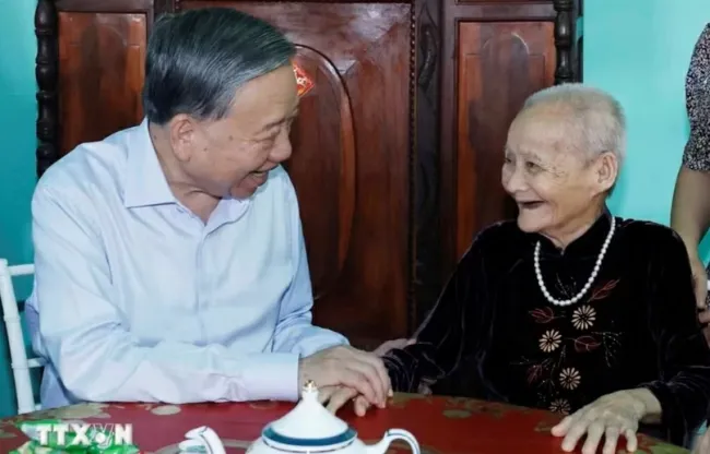 General Secretary, President To Lam and Heroic Vietnamese Mother Huynh Thi Lo. (Source: VNA)