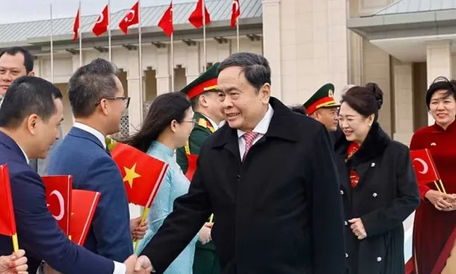National Assembly Chairman Tran Thanh Man and his spouse Nguyen Thi Thanh Nga at the farewell ceremony at Istanbul Airport, Türkiye.