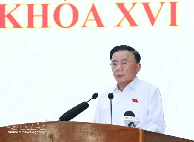 Politburo member and Permanent member of the Party Central Committee’s Secretariat Tran Cam Tu speaks at a meeting with voters in Da Nang city on May 5. (Photo: VNA)