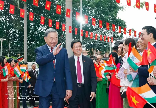 General Secretary of the Communist Party of Vietnam Central Committee and State President To Lam meets with staff of the Vietnamese Embassy and representatives of the Vietnamese community in India on May 5, 2026. (Photo: VNA)