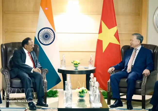 General Secretary of the Communist Party of Vietnam Central Committee and State President To Lam (R) receives Indian National Security Advisor Ajit Doval. (Photo: VNA)