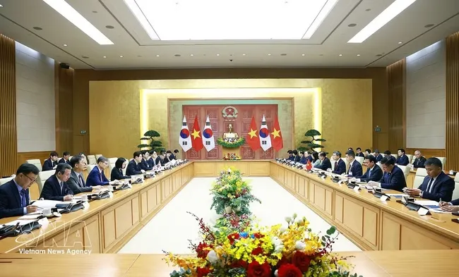 At the meeting between Prime Minister Le Minh Hung and RoK President Lee Jae Myung in Hanoi on April 23. (Photo: VNA)