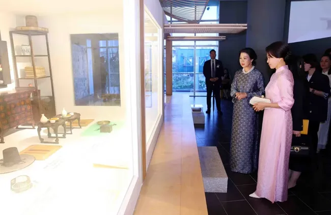 Madame Ngo Phuong Ly, spouse of Party General Secretary and State President To Lam, and Madame Kim Hea Kyung, spouse of Korean President Lee Jae Myung, visit the Vietnam Museum of Ethnology. (Photo: VNA)