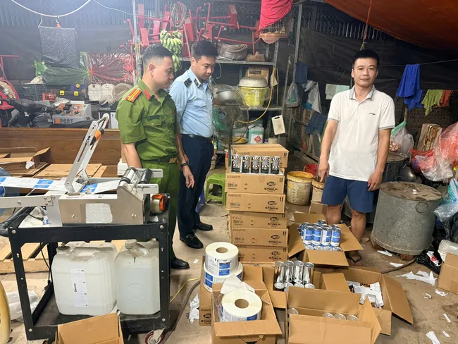 Hà Nội: Tạm giữ hàng trăm sản phẩm nghi liên quan hành vi thay nhãn, làm giả hàng hóa