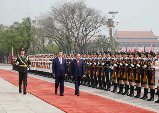 General Secretary of the Communist Party of China (CPC) Central Committee and President of China Xi Jinping and General Secretary of the Communist Party of Việt Nam (CPV) Central Committee and State President Tô Lâm reviewed the Guard of Honour of the People's Liberation Army of China at the welcome ceremony on April 15. — VNA/VNS Photo Thống Nhất