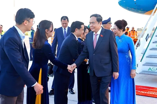 Staff of the Vietnamese Embassy in Italy welcomed National Assembly Chairman Trần Thanh Mẫn and his spouse upon arrival at Ciampino Airport in Rome, Italy. — VNA/VNS Photo Doãn Tấn