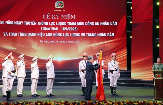 Party General Secretary and State President Tô Lâm presents the title of 