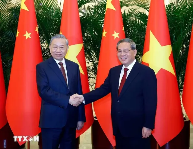 General Secretary and President of Viet Nam To Lam (left) meets with Chinese Premier Li Qiang in Beijing, China, April 15, 2026. Photo: VGP