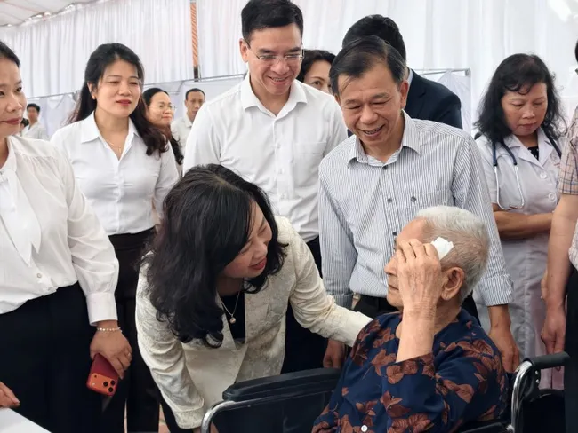 H&agrave;ng ngh&igrave;n người d&acirc;n Hải Ph&ograve;ng được kh&aacute;m bệnh miễn ph&iacute;- Ảnh 2.