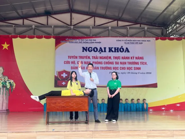 Món quà quý giá trao tặng các em học sinh trường THPT Công nghiệp