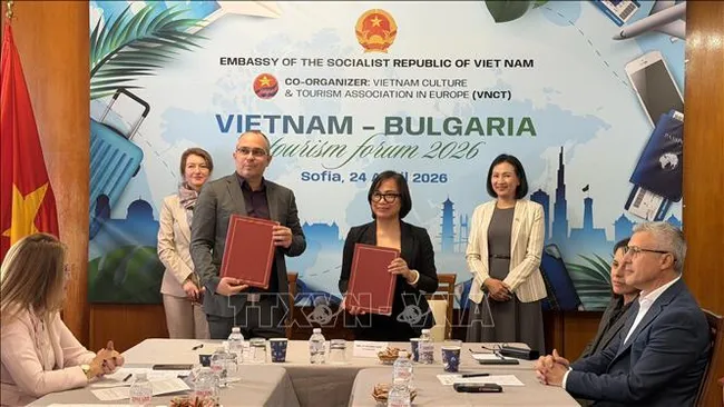 The Vietnam Cultural and Tourism Association in Europe (VNCT) and the Bulgarian Union of Balneology and SPA Tourism sign a memorandum of understanding to boost information exchange, product development, and joint familiarisation trips. (Photo: VNA)