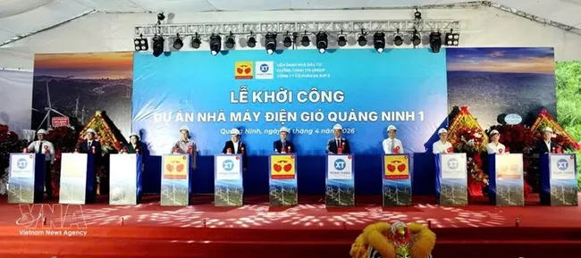 Delegates press the button to launch construction of Quang Ninh 1 Wind Power Plant on April 23.
