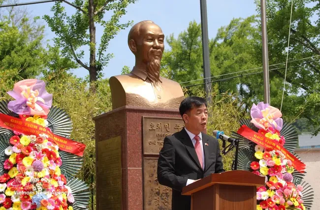 Vietnamese Ambassador to the RoK Vu Ho speaks at the event. (Photo: VNA)