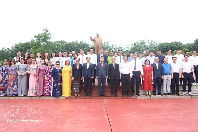 The delegation visit the monument of President Kaysone Phomvihane in Savannakhet province. (Photo: VNA)